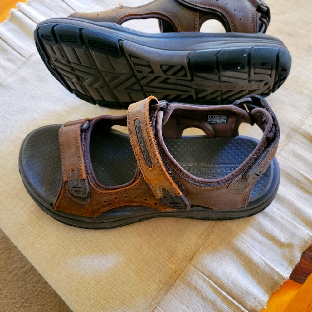 Men's brown size 9M Skecher sandals